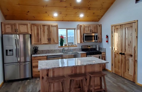 Raymond Cabin | Hafkey Cabin Escape 2 near Yosemite National Park in the Sierra Foothills