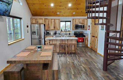 Raymond Cabin | Hafkey Cabin Escape 2 near Yosemite National Park in the Sierra Foothills