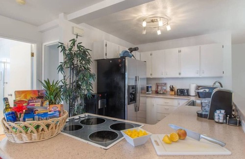 Waikiki House | Hale Ohana: The Ultimate 7BR/6BA Estate for Large Groups w/2 Hot Tubs!