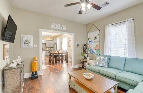 San Jacinto House | Half Mi to Galveston Seawall Home with Yard and Grill