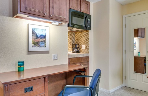 Englewood Apartment | Half-Mi to Light Rail: Greenwood Village Studio