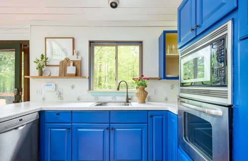 Great Barrington Cabin | Half Moon by AvantStay | 4BR Cabin w/Large Deck & Yard