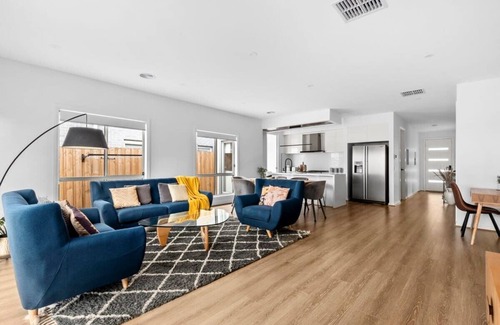 Mount Duneed House | Halfway Gem - 3BR Home Between Geelong & The Coast