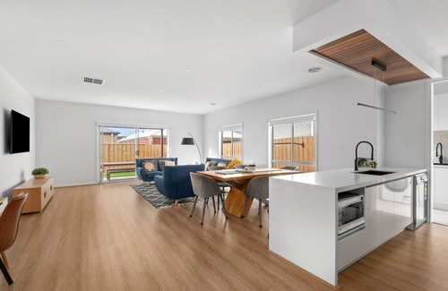 Mount Duneed House | Halfway Gem - 3BR Home Between Geelong & The Coast