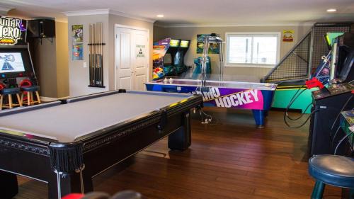 Madison House | Hall of Fame Private Resort-9 Miles to Downtown Nashville Pools Arcade