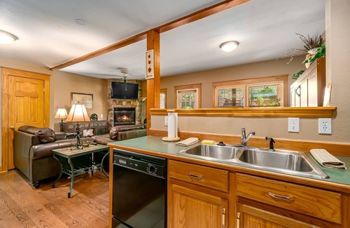 Estes Park Condo | Hallett Peak 101 - 2 Br Condo with Fireplace - Lake and Mountain Views
