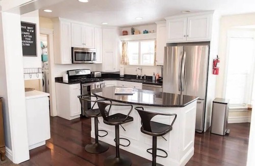 Heber House | Hallmark Colonial! Charm and Quality throughout, Hot Tub, Decks, Sleeps 18