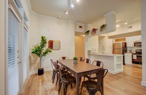 Houston Apartment | Halstead Luxury Living, 3BD, Convenient, Amenities
