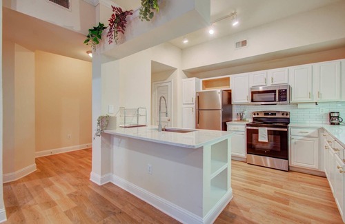 Houston Apartment | Halstead Luxury Living, 3BD, Convenient, Amenities