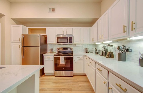 Houston Apartment | Halstead Luxury Living, 3BD, Convenient, Amenities