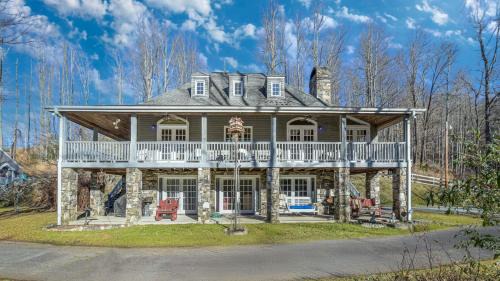 Mars Hill House | Hamersmith Hollow Retreat by AvantStay Mountain Views
