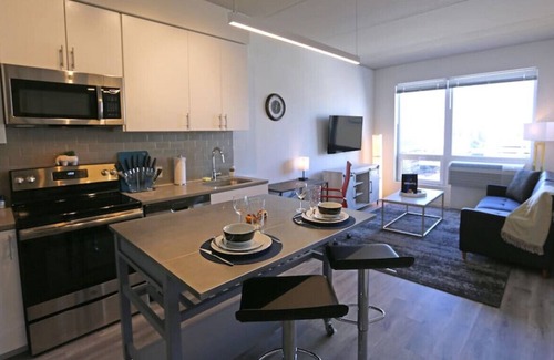 Logan Square Apartment | Hamilton 618 · ***SUNSET View- Luxury KING Suite in LOGAN SQUARE!