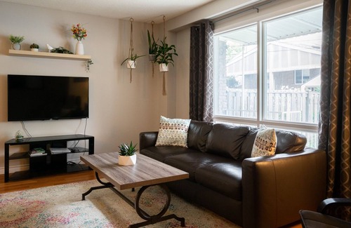 Hamilton House | Hamilton Bay Getaway - Whole House steps to Downtown & Free Parking