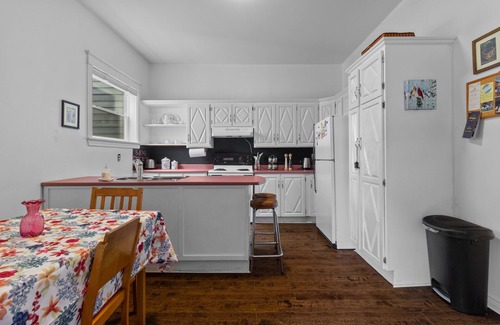 Waterford Valley House | Hamilton Hilltop Home|3 King Beds|Victoria Park