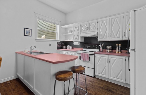 Waterford Valley House | Hamilton Hilltop Home|3 King Beds|Victoria Park