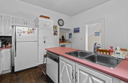 Waterford Valley House | Hamilton Hilltop Home|3 King Beds|Victoria Park