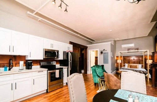 Manchester Apartment | Hamilton Poet's Library Near Stadiums