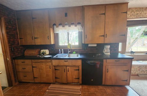 Uniontown House | Hamilton's Hideaway, 3 Bdrm, Amazing 70s Retro Home, 15 mins to NFL Hall Of Fame