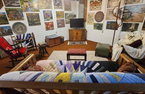 Uniontown House | Hamilton's Hideaway, 3 Bdrm, Amazing 70s Retro Home, 15 mins to NFL Hall Of Fame