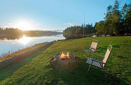 Agate House | Hammersley Inlet Beach House- low bank waterfront!