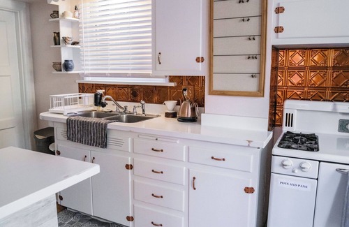 Wilkinsburg House | Hamnett Gallery House - Newly Updated!