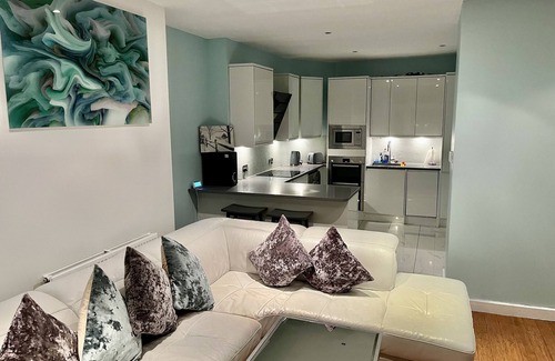 Childs Hill House | Hampstead Luxury Apartment- Opulent Split Level Property