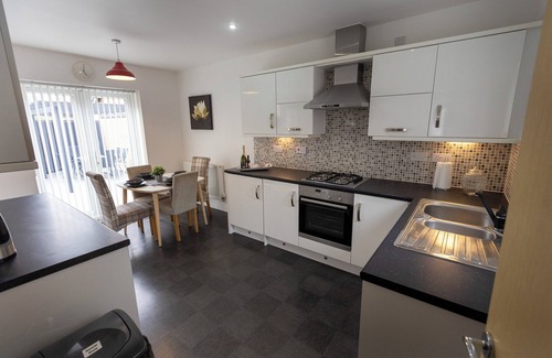 Peterborough House | Hampton 3-Bedroom spacious & clean entire house Quiet WIFI private parking