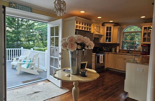 Hampton Bays House | Hampton Bays seashell Beach House with a superb location 3 houses from the bay