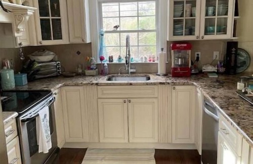 Hampton Bays House | Hampton Bays seashell Beach House with a superb location 3 houses from the bay