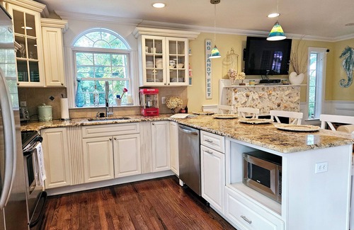 Hampton Bays House | Hampton Bays seashell Beach House with a superb location 3 houses from the bay