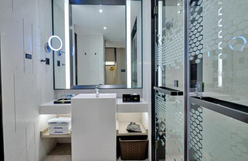 Longhua District Hotel | Hampton by Hilton Shenzhen North Station