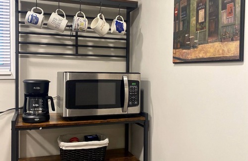 St. Louis Apartment | Hampton Hideaway - Prime STL Location 1BR/1BA