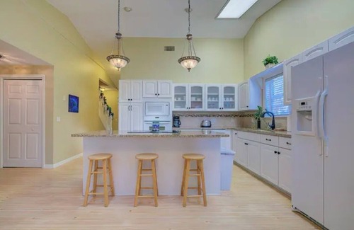 Homosassa House | Hampton House Homosassa 5BR Waterfront Estate
