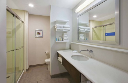 Dearborn Hotel | Hampton Inn by Hilton Detroit Dearborn