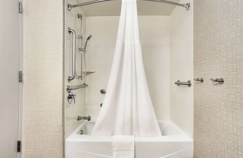Brookfield Hotel | Hampton Inn Milwaukee/Brookfield