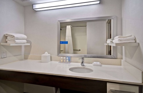 Queens Hotel | Hampton Inn NY-JFK