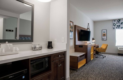 Van Nuys Hotel | Hampton Inn & Suites Los Angeles/Sherman Oaks