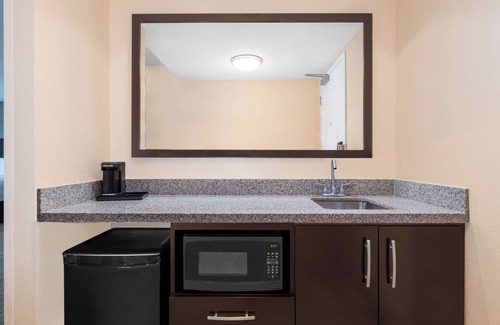 Madison Hotel | Hampton Inn & Suites Madison/Downtown
