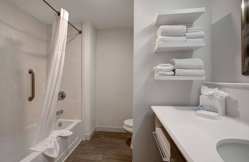 West Allis Hotel | Hampton Inn & Suites Milwaukee West