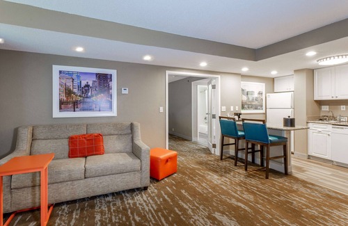 Southwest Raleigh Hotel | Hampton Inn & Suites Raleigh Cary Lenovo Center
