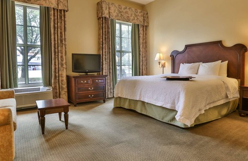 Yamacraw Village Hotel | Hampton Inn & Suites Savannah Historic District