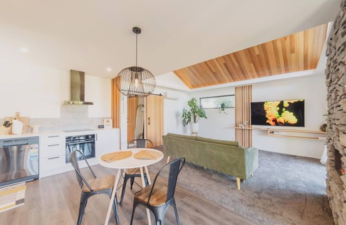 Prebbleton House | Hamptons Retreat - 1BR with Hot Tub and Fireplace