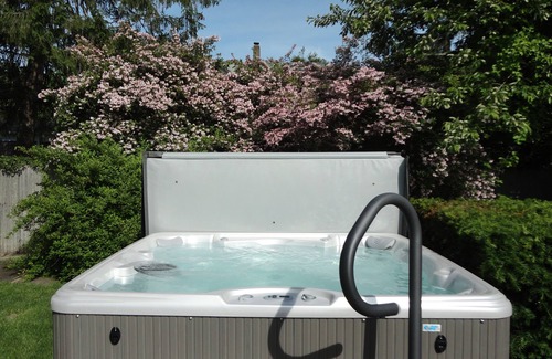 East Quogue House | HAMPTONS RETREAT *POOL & HOT TUB*