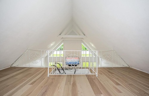 Hampton Bays Ski Chalet | Hamptons retreat w/ hot tub + loft only minutes to the beach