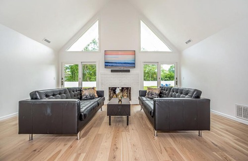 Hampton Bays Ski Chalet | Hamptons retreat w/ hot tub + loft only minutes to the beach