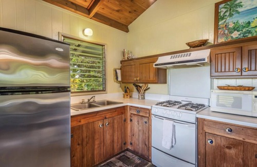 Hanalei House | Hanalei Bay, ocean view bungalow. Steps to sand,1B/1BA Local style, romantic!