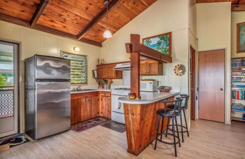 Hanalei House | Hanalei Bay, ocean view bungalow. Steps to sand,1B/1BA Local style, romantic!
