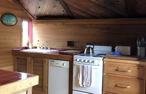 Bandon Cottage | Handbuilt Beach Cottage on the South Jetty Estuary
