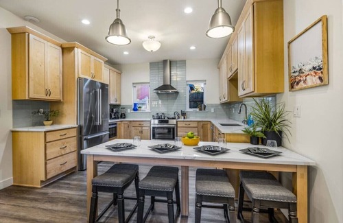 North Star House | Handicap-Friendly 4 BR Downtown