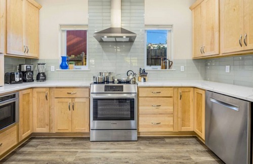 North Star House | Handicap-Friendly 4 BR Downtown